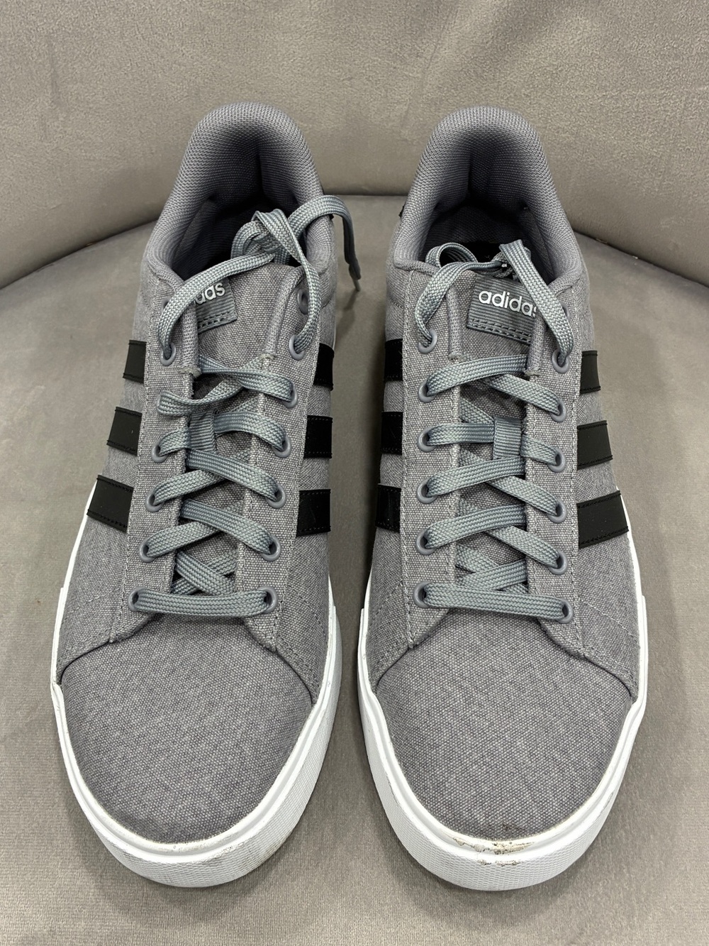 Adidas Men’s Gray & Black Stripe Casual Sneakers Size 10
